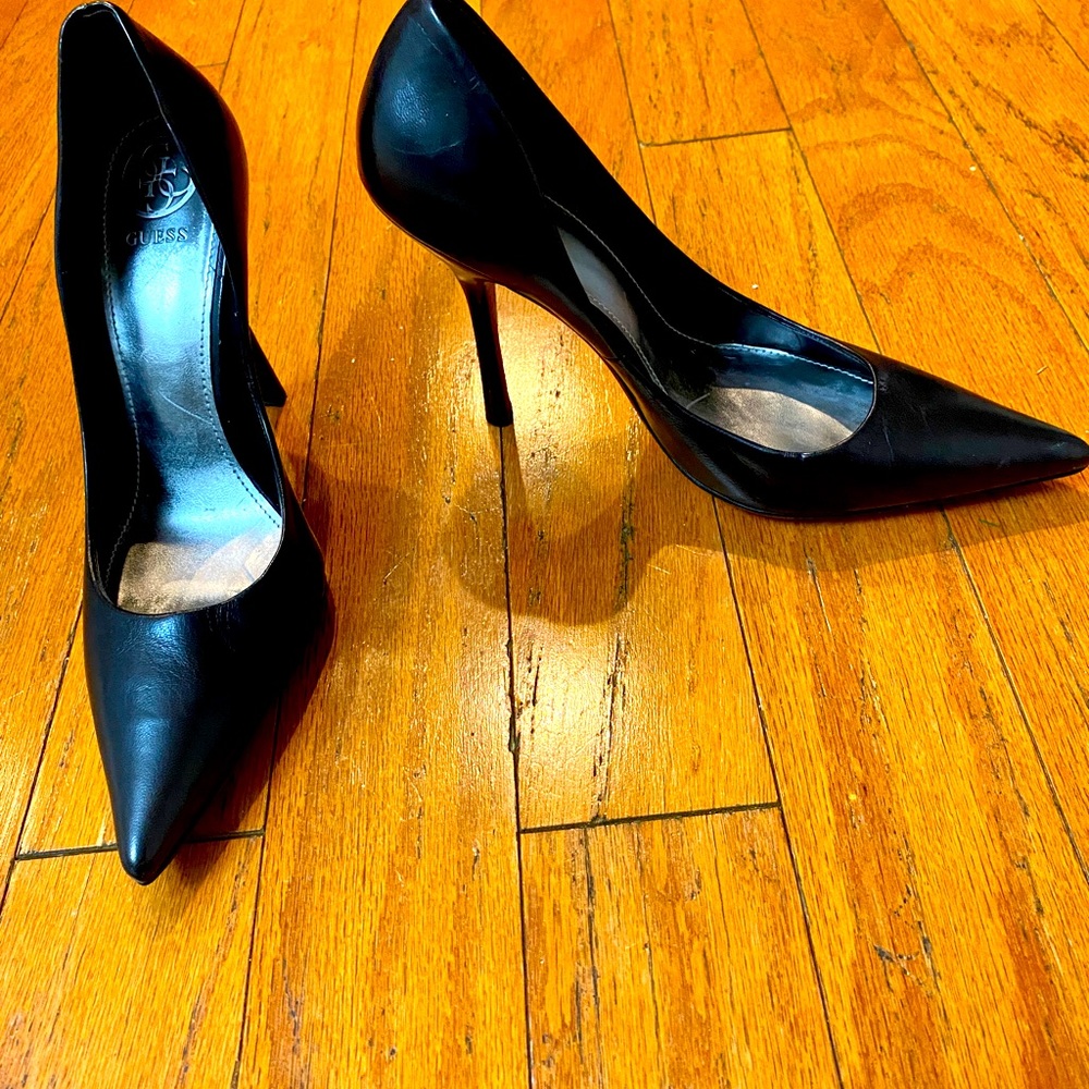 Classic Guess pump in size 8.